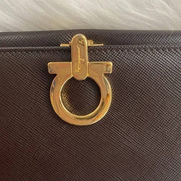 Salvatore Ferragamo Deep brown leather wallet with gold accent - Picture 14 of 16